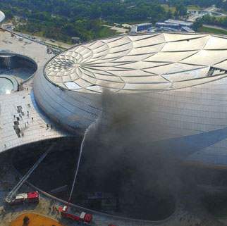 江蘇大劇院失火冒煙續:起火點為綜藝廳幕墻 保溫材料被燒毀