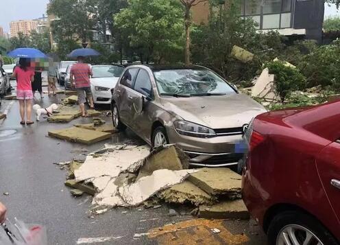 暴雨后,北京東壩某小區巖棉保溫層脫落