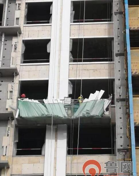 外墻保溫材料施工泡沫亂飛,周邊群眾質疑舉報