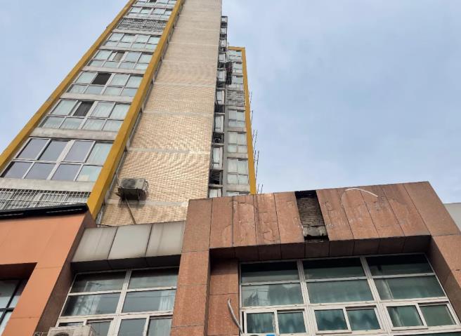 江蘇丹陽某公寓外墻脫落,引市民擔憂