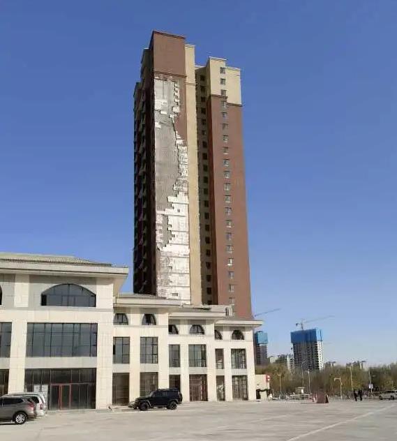 銀川一高層建筑幾十米外墻保溫層成片被吹落⋯頭頂上的危機何時破